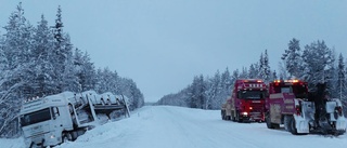 Trafiken står stilla i timmar då lastbilarna åker i diket.