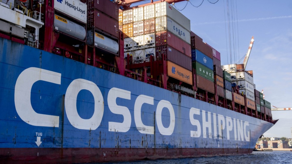 Ett containerfartyg som tillhör kinesiska Cosco ligger i Hamburg hamn. En hamn som Cosco av tyska regeringen har tillåtits köpa in sig i skötseln av.