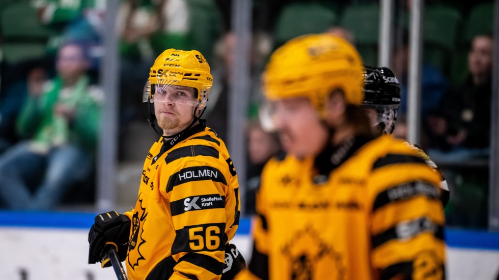 Anton Olsson fick göra både mål och assist framför familjen, även om matchen slutade i förlust. ”Det gäller att hitta tillbaka till vårt spel”, säger han.