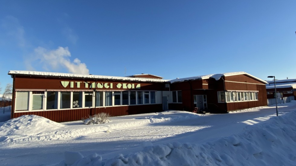 Den undervisning som 60 elever i Vittangi skola gick miste om i samband med skyddsstoppet på skolan i höstas ska nu tas igen. Föräldrar vänder sig mot beslutet att eleverna ska plugga igen missad tid under lov. 