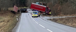 Lastbil tappade släpet under färd – vägen stängdes av