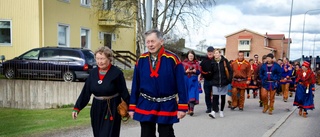 Färggrann men hård marsch mot staten