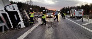 Fyra personbilar och lastbil i trafikolycka