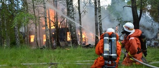 Villa i lågor vid Hjorteds station