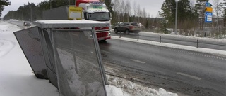 Fallfärdig busskur vid E22 retar elever i Helgenäs