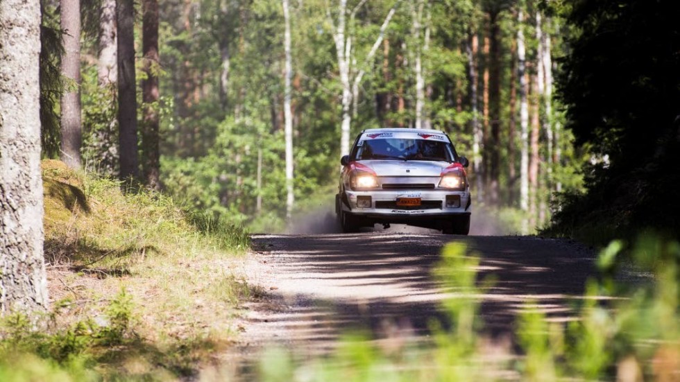 Det är bäddat för publikfest när SM-rallyt rullar vidare i Björkvikstrakten.