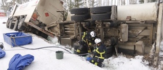 Tankbil i diket – tusentals liter läckte ut i dike