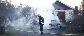 Två bilar i brand