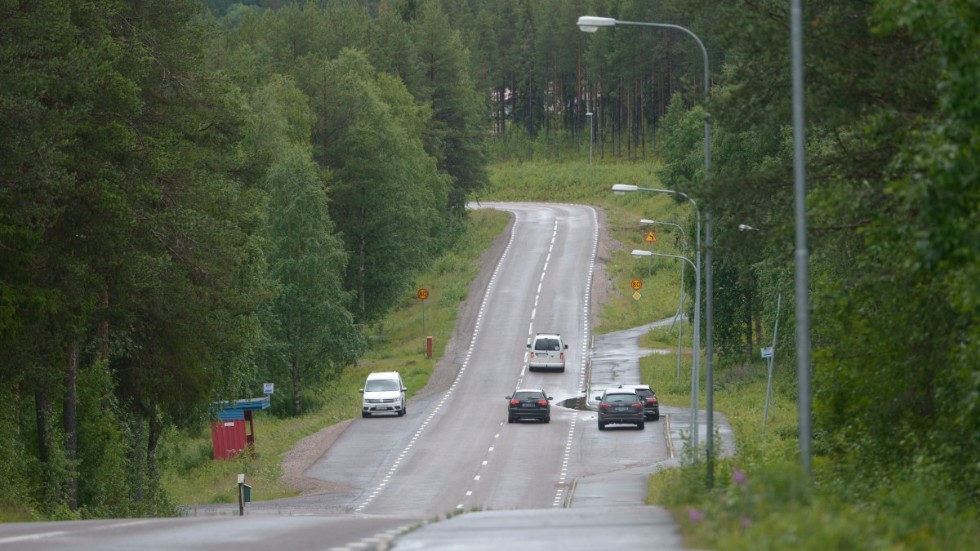I den övre delen av bilden, som togs dagen efter den tragiska olyckan, skymtar olycksplatsen vid höger sida av vägen. På fredagen tog åklagaren beslutet om att lägga ner förundersökningen efter att utredningarna kunnat slå fast att föraren är en av de avlidna.