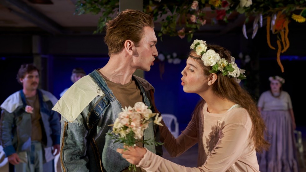 David Bengtsson som Claudio och Rebecca Gorwat som Hero i en energisk, flyhänt uppsättning av ”Mycket väsen för ingenting”.