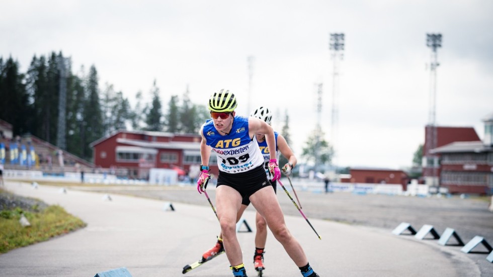 Elvira Öberg vann både kortdistansen och sprinten på SM i rullskidskytte i Östersund.
