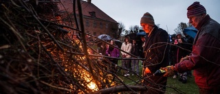 En svårtänd majbrasa på Vallarna