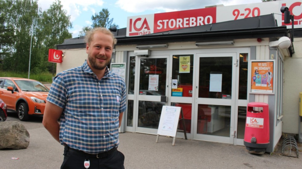"Det har varit utmanande, lärorikt och fantastiskt roligt", säger Jakob Riis om jobbet som handlare i Storebro. Han kom innan från en tjänst på Ica Maxi i Västervik. 