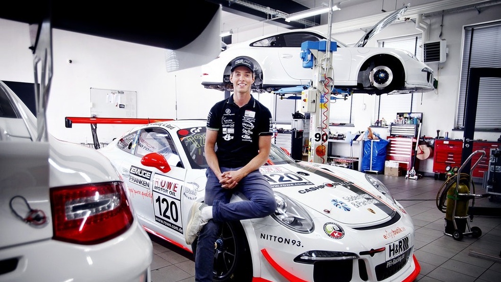 Det mesta under Henric Skoogs sommar handlar om att köra fort i bil och allt som krävs runt omkring för att lyckas göra det. Men just nu är det uppehåll i Carrera Cup Tyskland så lite annat ska 21-åringen från Torshälla hinna med, exempelvis jetski och golf.