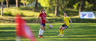 Wreta Kloster spelar futsal på en elvamannaplan