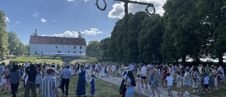 Välbesökt midsommarfirande i Sundbyholm när stången restes