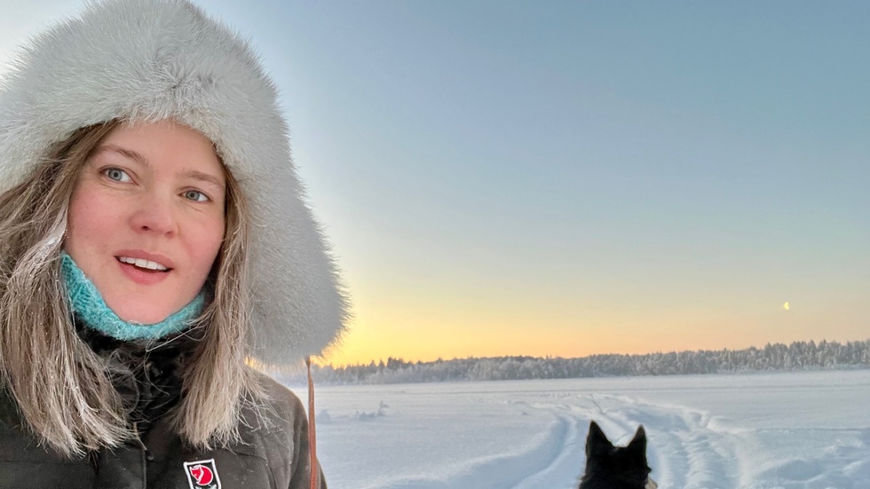 Rebecca Gramner på promenad min sin lapska vallhund Helga. ”Jag är en riktig naturmänniska som trivs bäst i skog och fjäll”, säger hon.