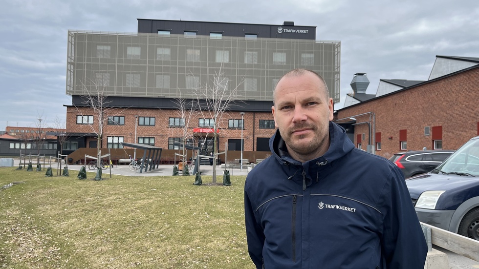 Tobias Berzelius är projektledare på Trafikverket. Han förklarar att vägarbetet på 51:an behöver ske på dagtid för att maskinerna ska kunna jobba så långa pass som möjligt i sträck.