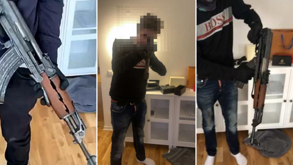 19-åringen hävdar att han trodde att automatkarbinen var en replika, men det tror inte Eskilstuna tingsrätt på. I hans telefon hittade utredarna bilder där han poserar med vapnet, både med och utan maskering.