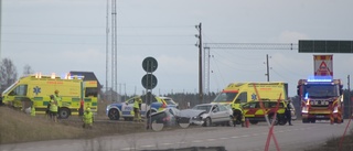 Tre vuxna och ett barn till sjukhus efter olycka på E4-påfart