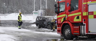 Personbil helt utbrunnen – bara några meter från tankstation