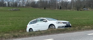 Trafikolycka på riksväg 34 – bil körde i diket