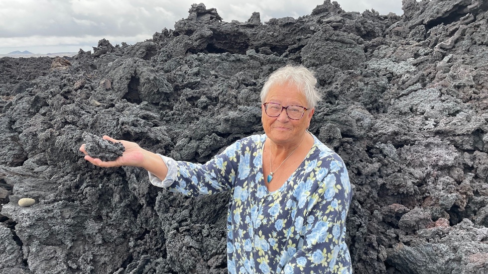 Här känner Lena Köster på lavan från det förra vulkanutbrottet utanför Grindavík. 