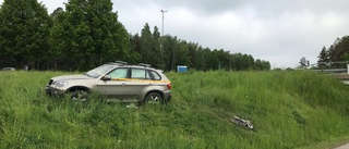 Körde rakt in i Vallarondellen och fastnade – bilen står kvar