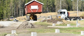 BILDEXTRA: Äldsta stugorna flyttas runt på Skellefteå camping