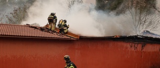 Garagelänga brann – bilar skadade