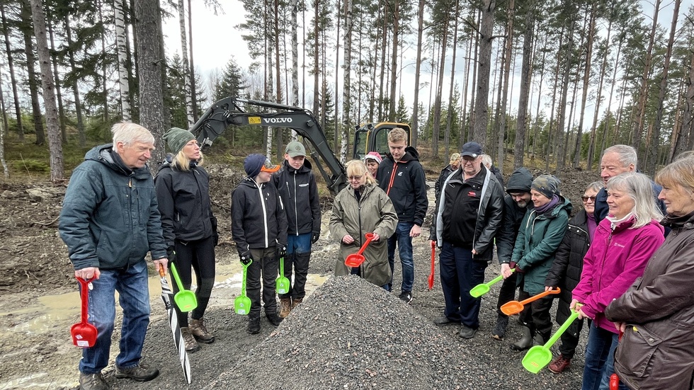 Och så var ett gäng redo för det första spadtaget. "Nu hoppas vi bara på bra väder snart så att vi kan sätta igång", sa projektledaren Nina Vogel.