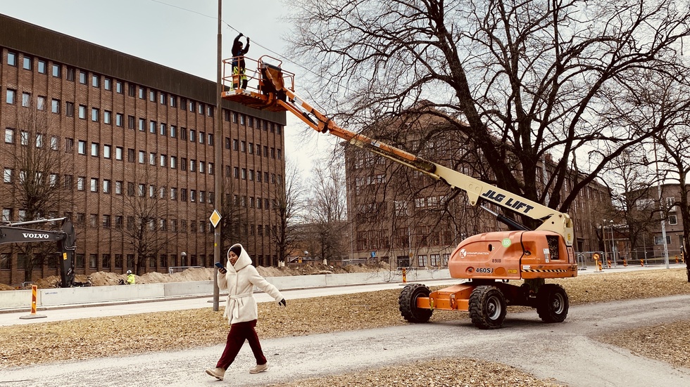 Under tisdagen sattes ny tillfällig belysning upp längs Rinmansparken under ombyggnationen av Tullgatan.