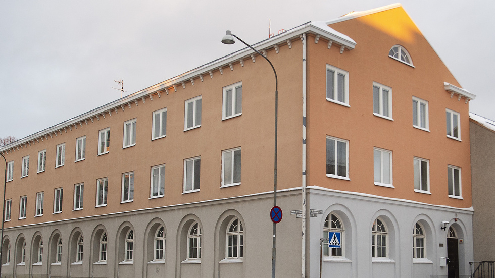 Gamla polishuset har i många år funnits i Nyköping kommuns ägo, men nu är det tänkt att bli hotell. Planen är bland annat att göra en inglasad del på innergården.