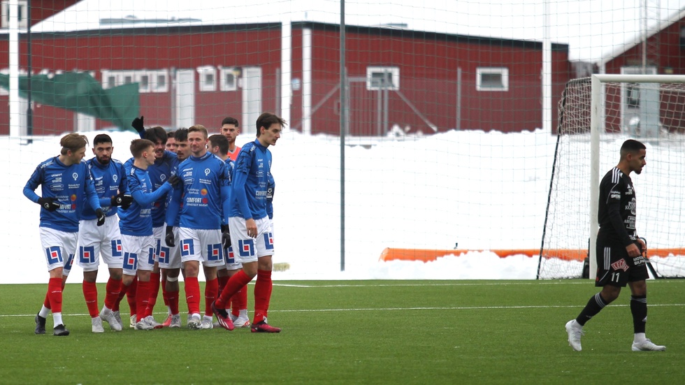 Åtvidabergs FF har gjort 1-0 på Idrottsparken efter mål av Erik Troqe. Jubel i laget och depp i Maif.