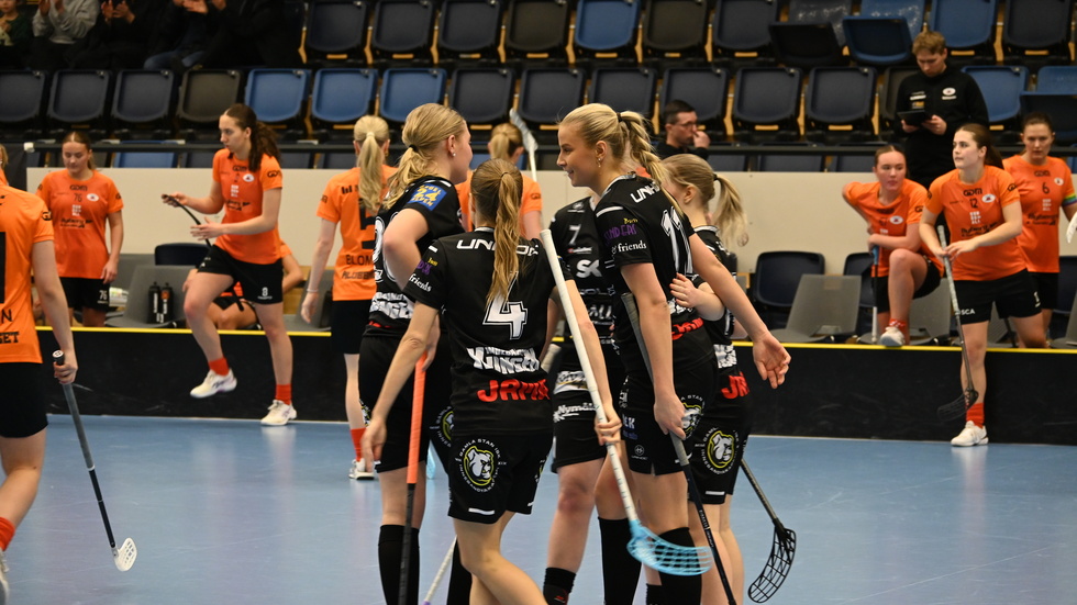 Emma Bäcklund klappas om efter hennes 4–4 kvittering. 