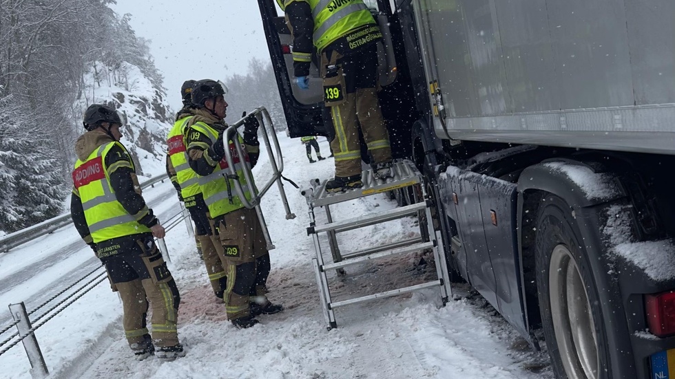 En lastbil har kört i diket i höjd med sjön Svängbågen. 