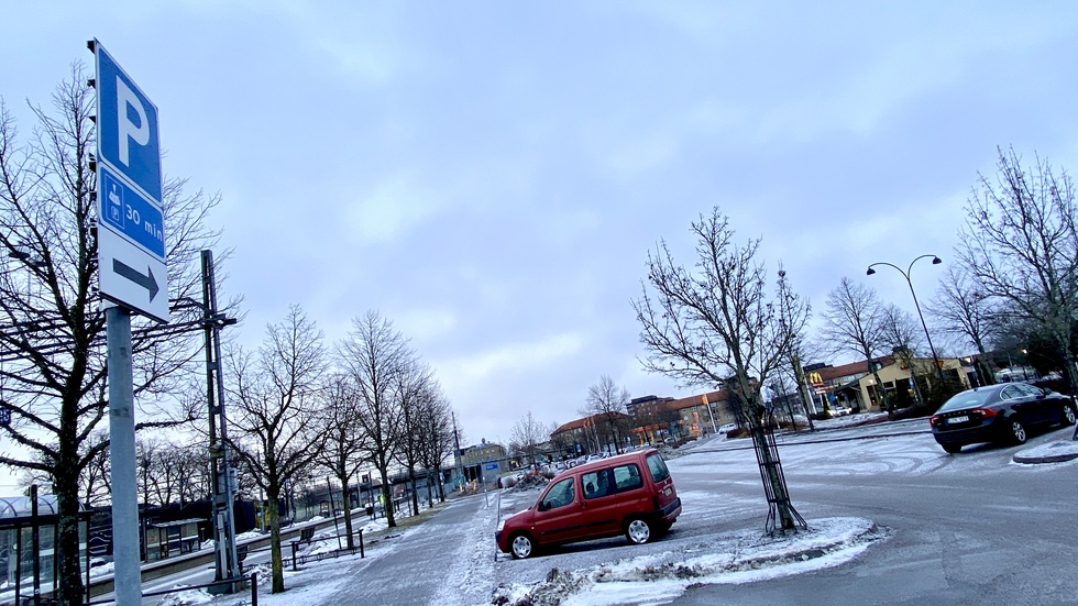 Numera är det trettio minuter som gäller på Fabriksgatan vid Resecentrum. Vill man stå längre än så finns det parkeringsplatser intill. 