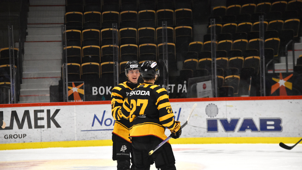 Vännerna och rumskamraterna Leo Sundqvist och Oskar Vuollet firar ett av Skellefteå AIK:s alla mål under helgen.