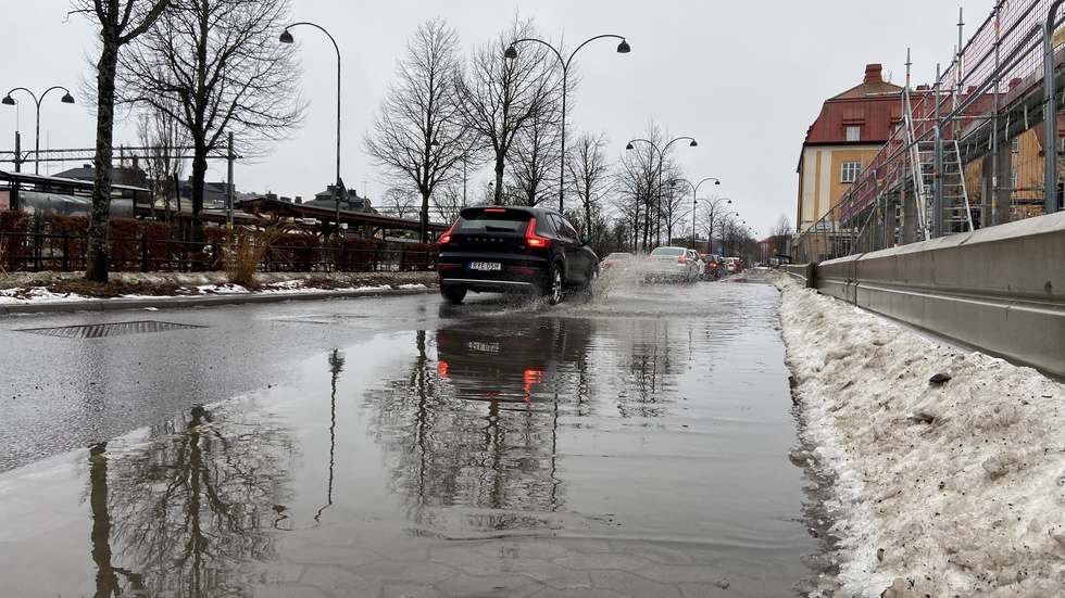 Det kommer mer och mer vatten, både från regn och smältande snöhögar. Resecentrum är ett ställe i Katrineholm som påverkas.