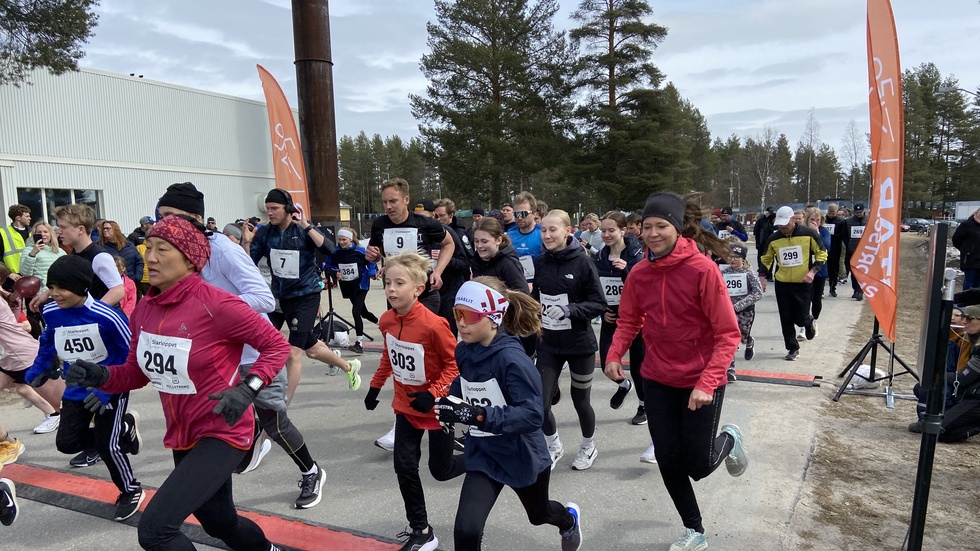 "När jag då ser hur det lämnas plastsnitslar i träden som faller ner som skräp, brinnande marschaller som lämnas utan tillsyn och urbrunna marschaller som lämnas kvar som skräp och potentiellt farliga för till exempel en hästhov blir jag ledsen och förbannad", skriver insändarskribenten. Bilden är tagen vid Starloppet i maj. (Arkivbild)