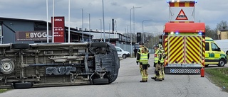 Bilister krockade i Norrköping – ett av fordonen välte