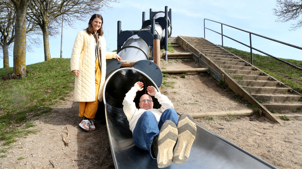 Projektledare Claes Friberg och landskapsarkitekt Julia Grundberg berättar att temat på lekparken blir godsaker, med jordgubbsstuga och staket med godisklubbor.