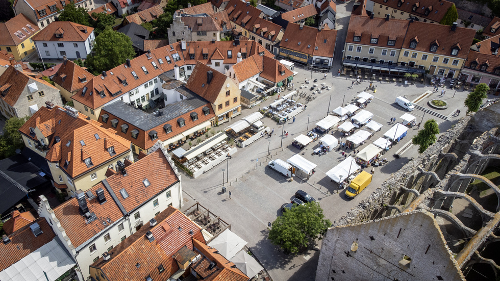 Helagotland har kartlagt vilka som äger fastigheterna kring Stora torget i Visby. 