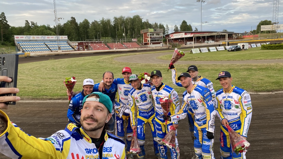 Piraterna jublade förra veckan efter tredje raka segern i Bauhausligan. Två ändringar görs i laget till tisdagens bortaderby mot Indianerna i Kumla. Piotr Pawlicki får vila på grund av att Motalalaget ska få ihop lagsnittet.