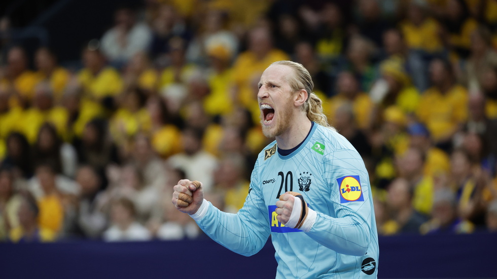 Mikael Appelgren jublar efter en räddning i VM på hemmaplan förra året. Nu gör han landslagscomeback i OS-truppen. Arkivbild.