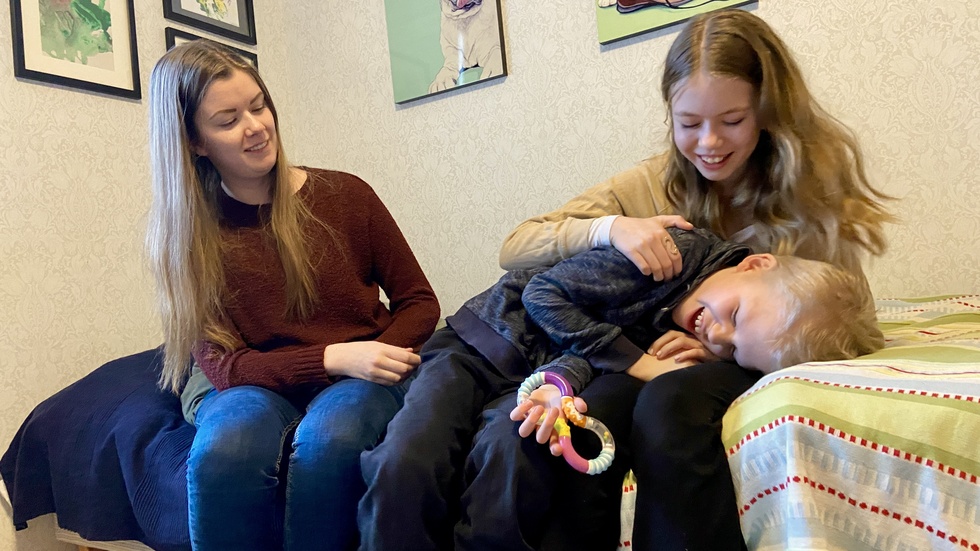 Storasyster Alvina busar gärna med sin lillebror Gottfrid. Med på bild är också mamma Matilda. 