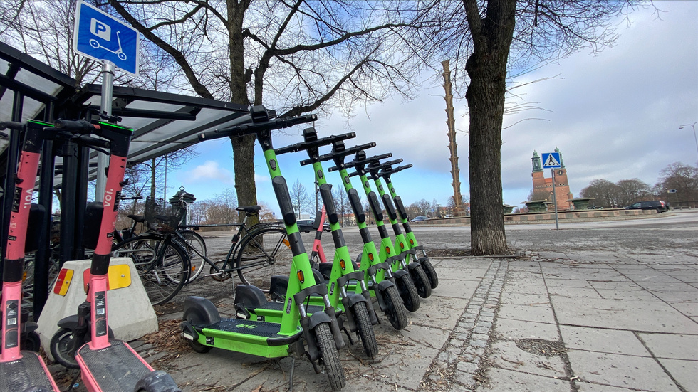 Norska företaget Ryde ställde på måndagen ut hundratals elsparkcyklar i Eskilstuna.