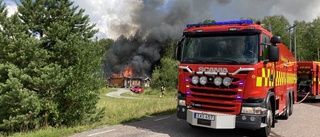 Trängde sig in i bostaden med kniv och tände eld på soffan