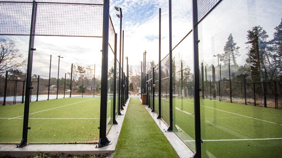 Padelbanorna i Gnisvärd har glasväggar. Grannarna tycker att det låter som skjutbana om anläggningen.