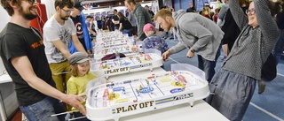 Bordshockeyturnering för stora och små